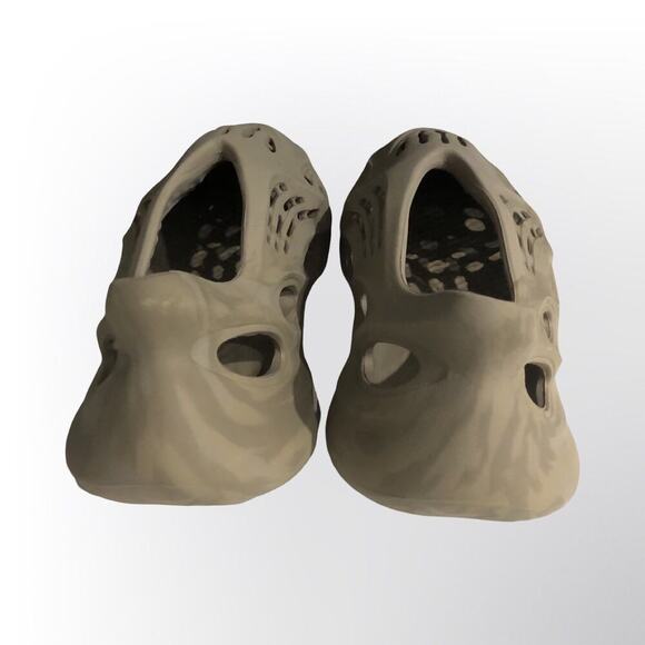 Yeezy Foam Runner Size 6 ( Women’s 7 ) - Picture 5 of 6